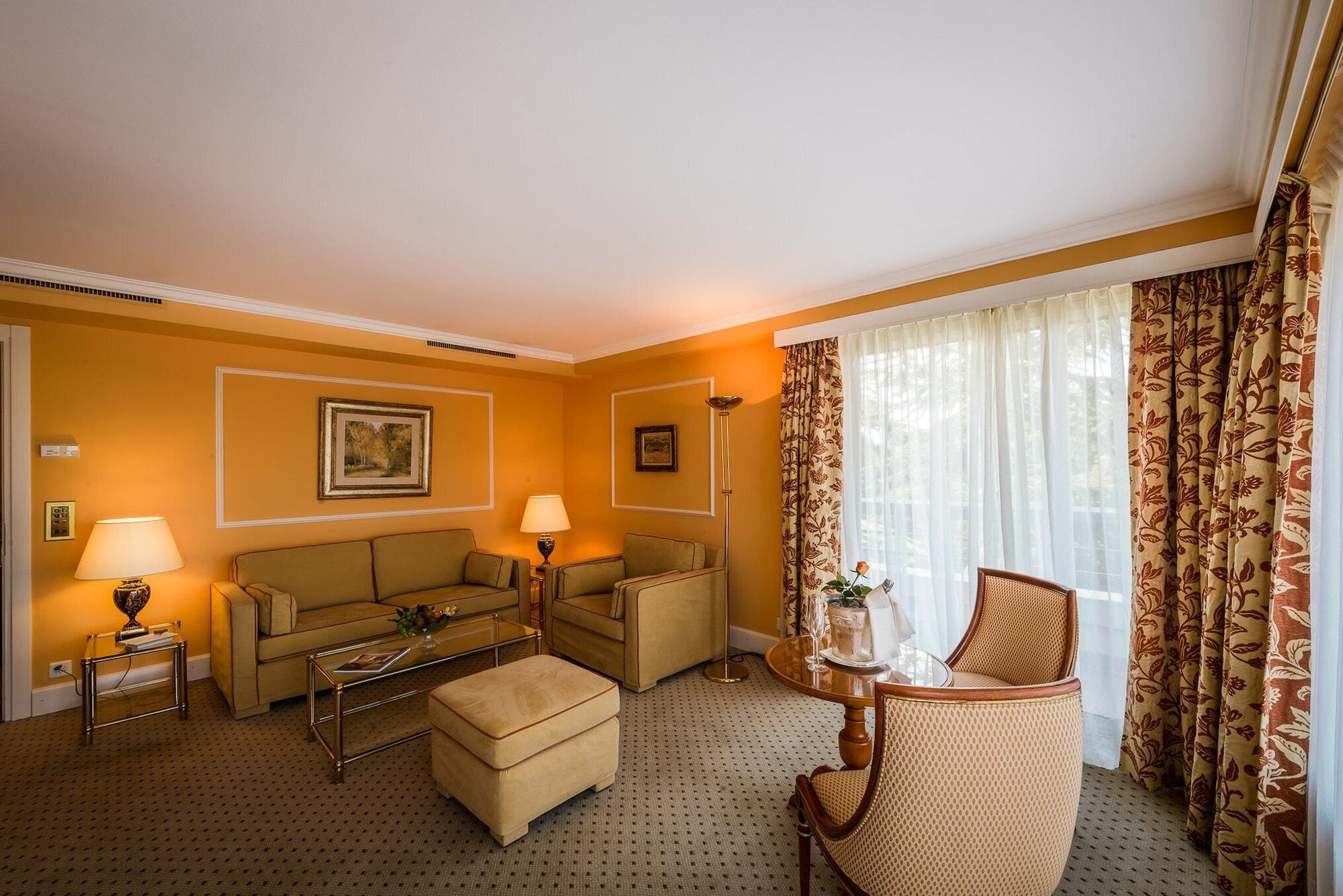 Lausanne Palace Экстерьер фото A suite at the Hotel de Crillon
