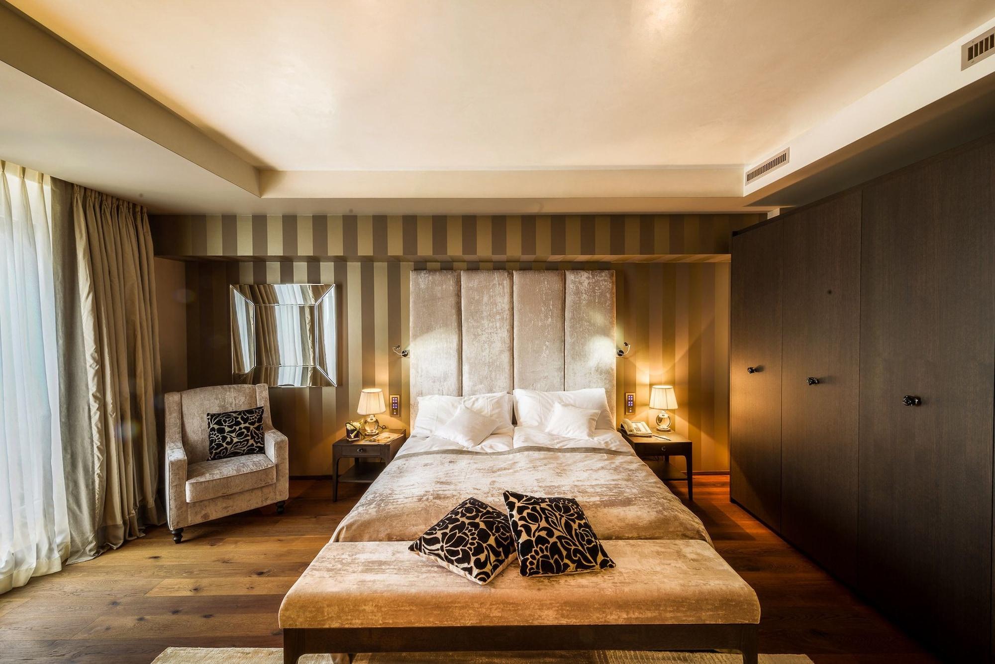 Lausanne Palace Экстерьер фото A bedroom at the Mandarin Oriental