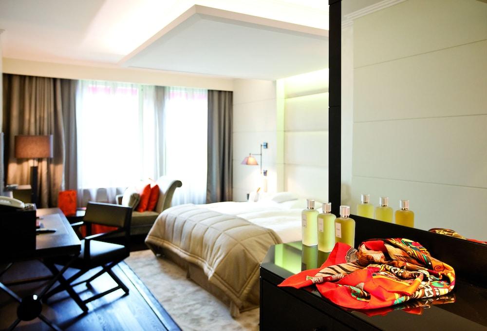Lausanne Palace Экстерьер фото A room at the Mandarin Oriental, Munich