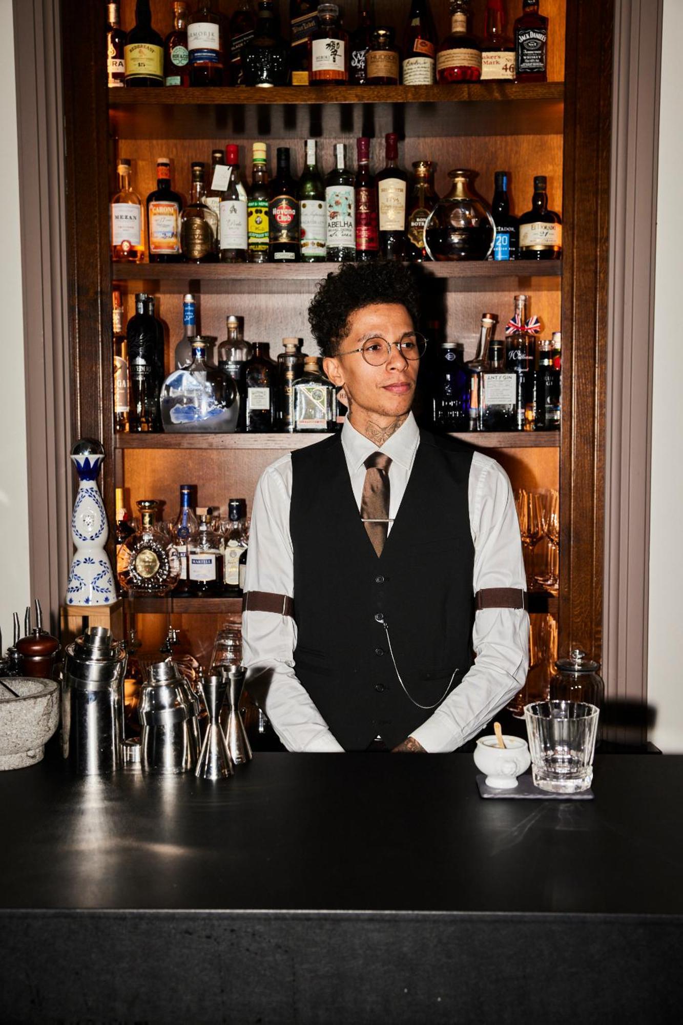 Lausanne Palace Экстерьер фото A bartender at work