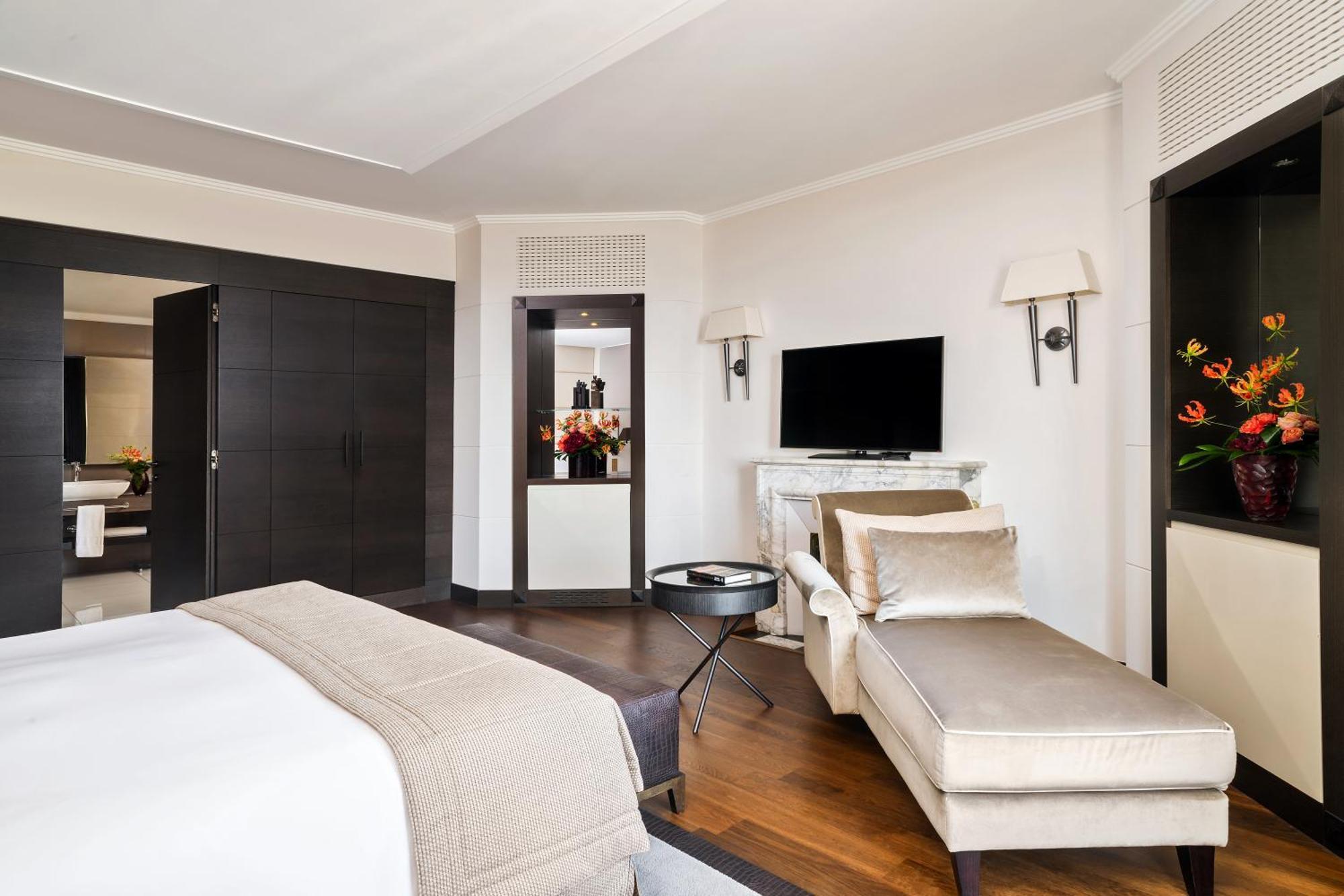 Lausanne Palace Экстерьер фото A suite at the Mandarin Oriental, Munich