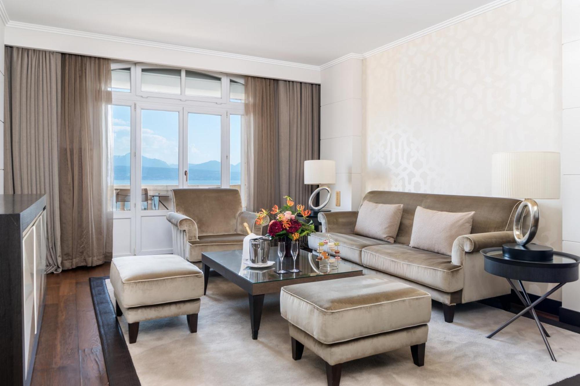 Lausanne Palace Экстерьер фото A living room at the Four Seasons Hotel